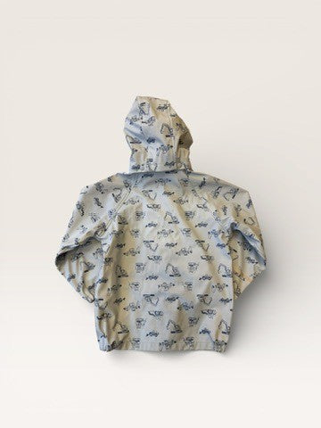 Regenjacke Hellblau mit blauer Automotiv-Print Gr.110 | konges slojd