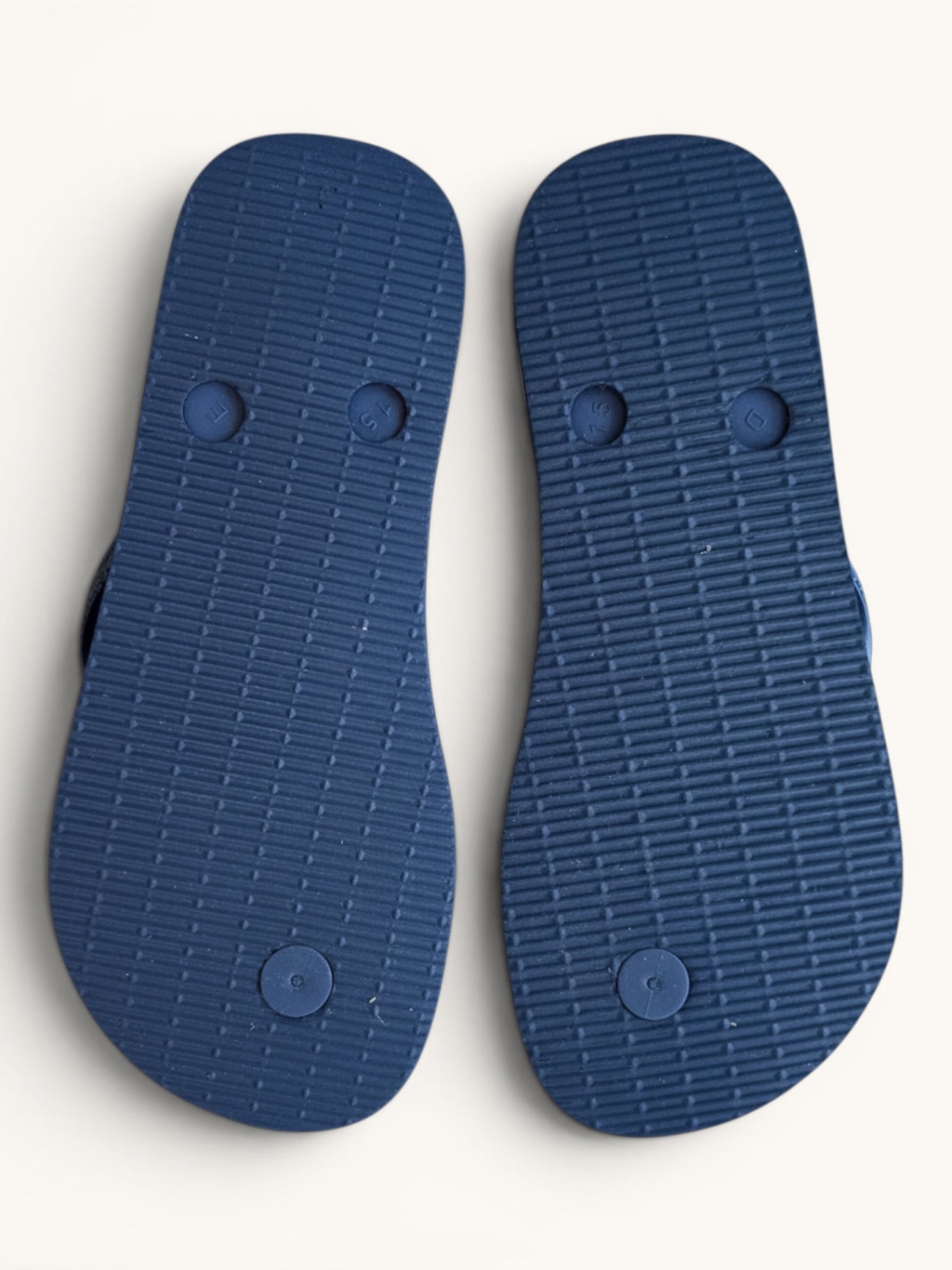 Zehentrenner – Unisex Dunkelblaue Flip-Flops mit Flaggen-Logo Gr.33/34 | Havaianas