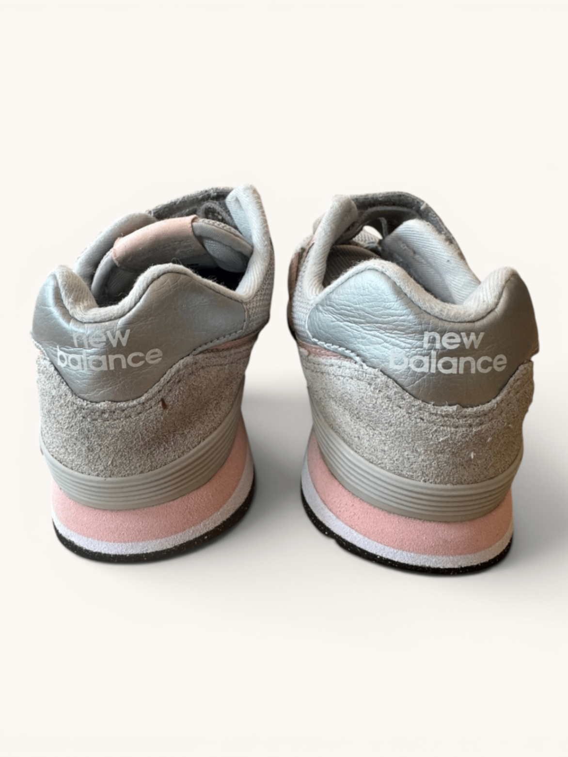 574 Kinder Sneaker – Grau/Rosa mit doppeltem Klettverschluss Gr.33 | New Balance