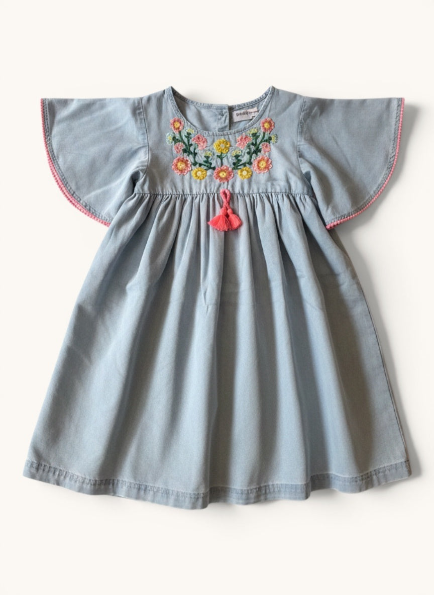Chambray Sommerkleid – Leichtes Kleid mit Blumenstickerei & Quasten Gr.128 | MINOTI