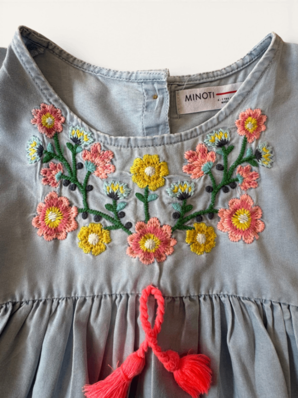 Chambray Sommerkleid – Leichtes Kleid mit Blumenstickerei & Quasten Gr.128 | MINOTI