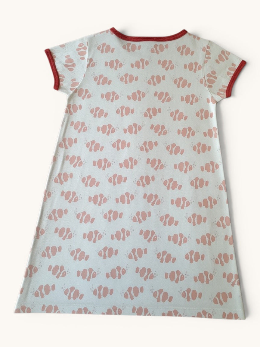 Nachthemd Kurzarm – Cremeweißes Schlafkleid aus Bio-Baumwolle mit Allover-Clownfisch-Print Gr.110/116 | loud + proud