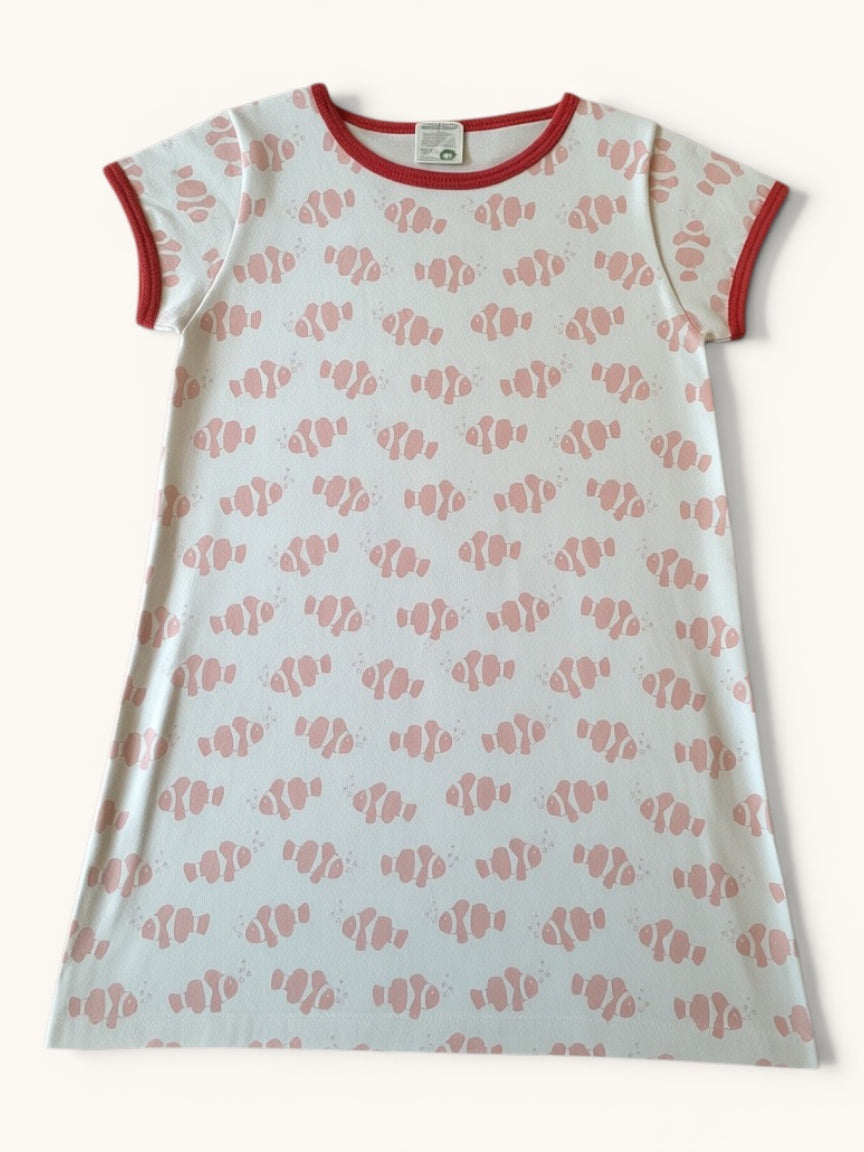 Nachthemd Kurzarm – Cremeweißes Schlafkleid aus Bio-Baumwolle mit Allover-Clownfisch-Print Gr.110/116 | loud + proud