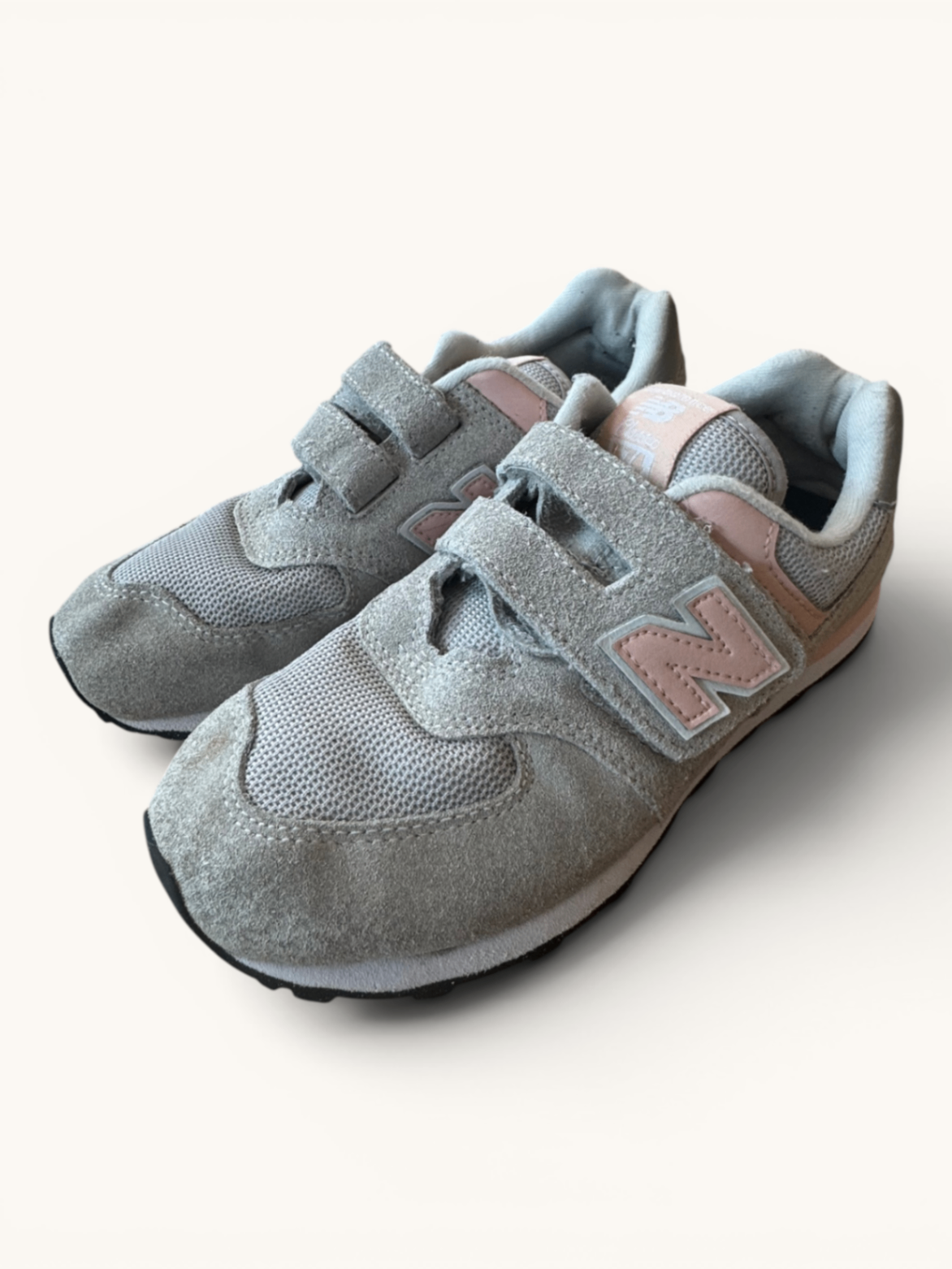 574 Kinder Sneaker – Grau/Rosa mit doppeltem Klettverschluss Gr.33 | New Balance