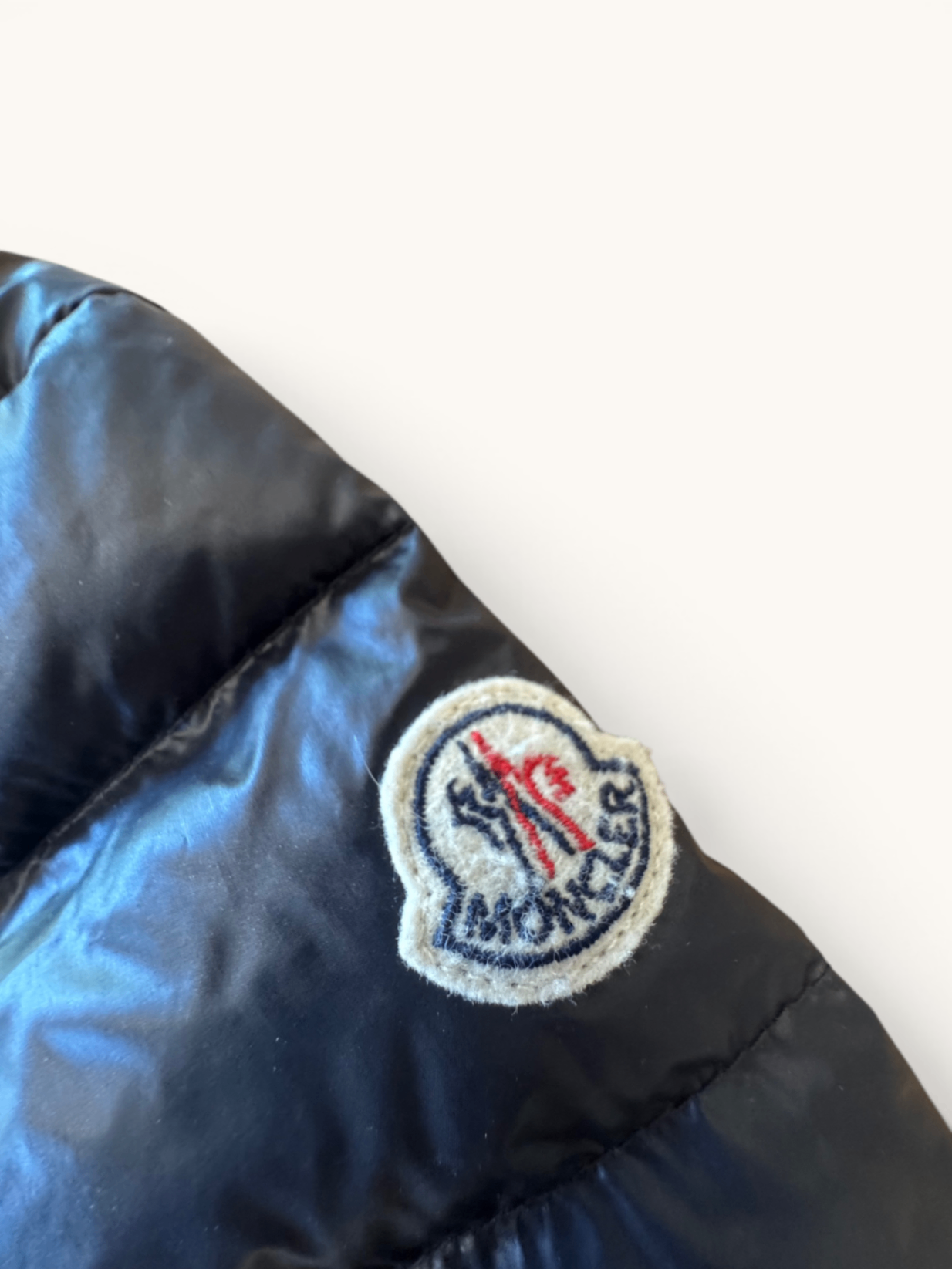 Luxus Daunenjacke Dunkelblau mit Logo-Patch & Trikolore-ZippernGr.104 | Moncler