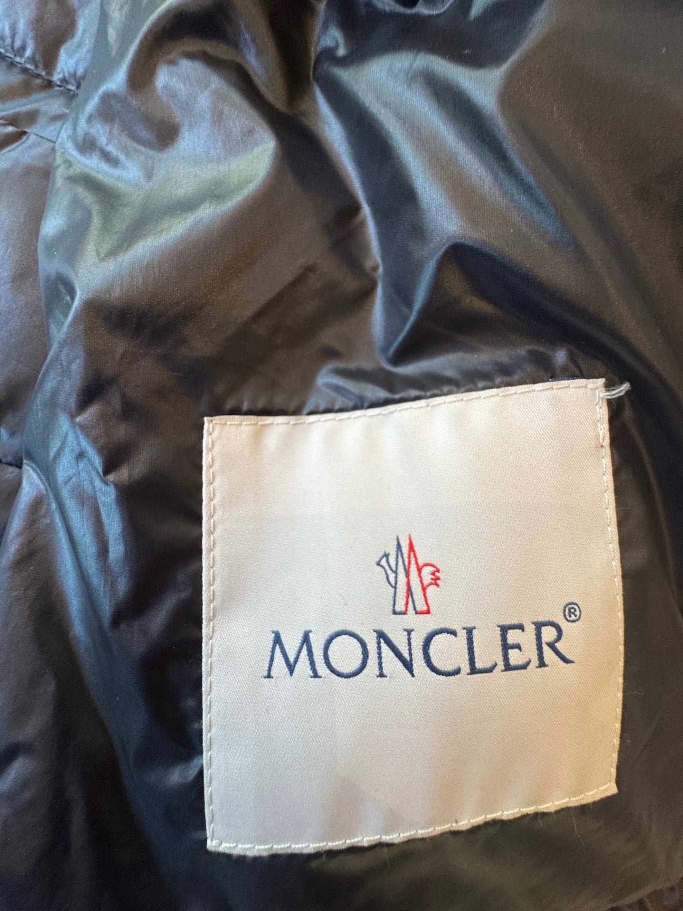 Luxus Daunenjacke Dunkelblau mit Logo-Patch & Trikolore-ZippernGr.104 | Moncler