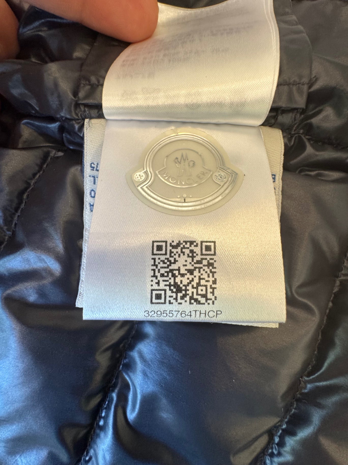 Luxus Daunenjacke Dunkelblau mit Logo-Patch & Trikolore-ZippernGr.104 | Moncler