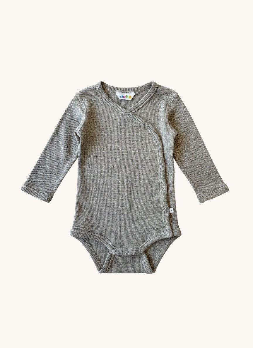 Wickelbody Wolle Seide – Langarm-Body mit Druckknöpfen in Beige Gr.68/74 | Joha