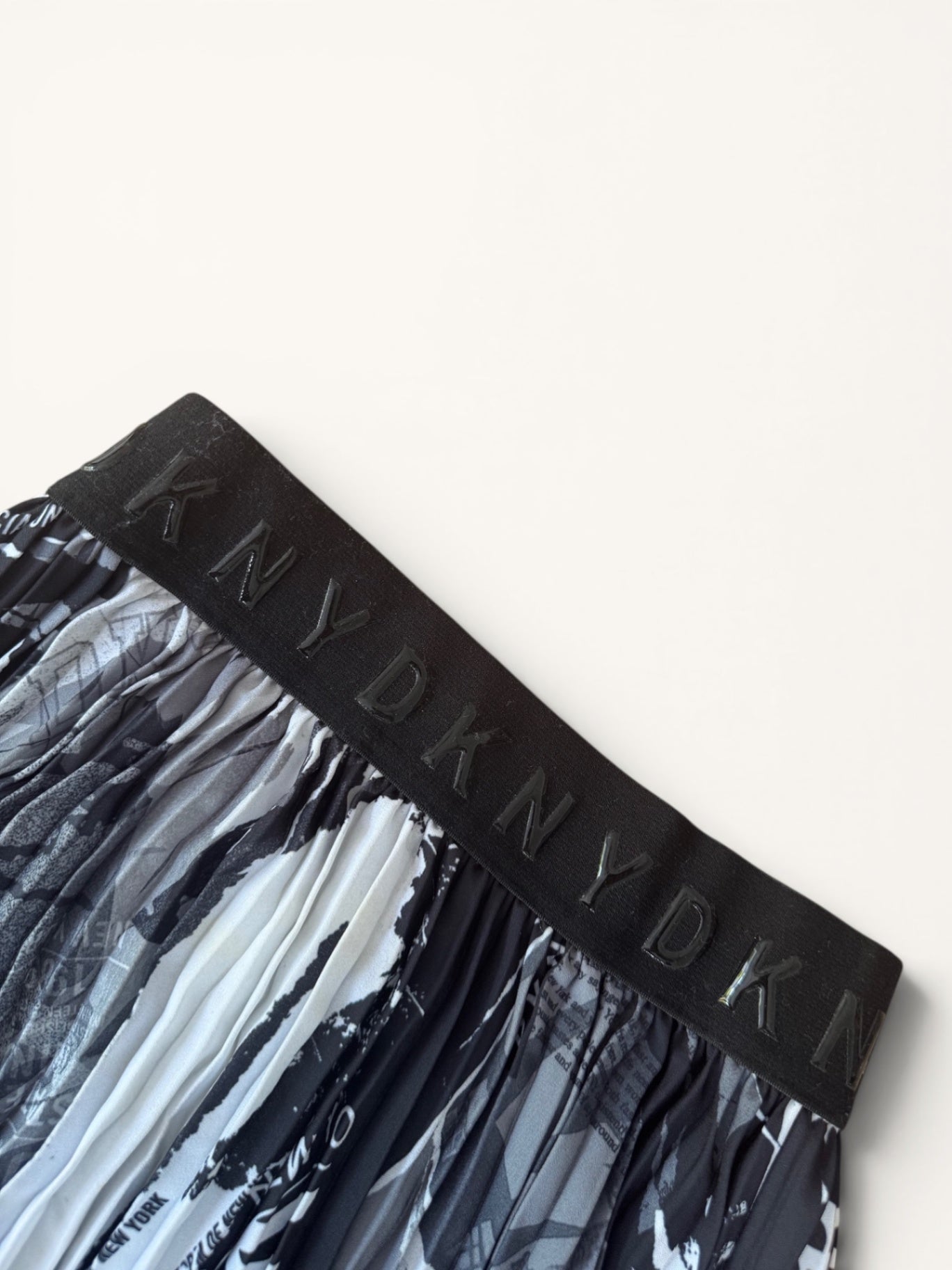 Urban-Style Plissee-Rock im NYC-Print Gr.10 | DKNY