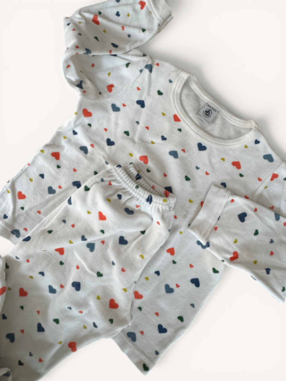 Kuscheliger Herzchen-Schlafanzug Gr.116 | Petit Bateau
