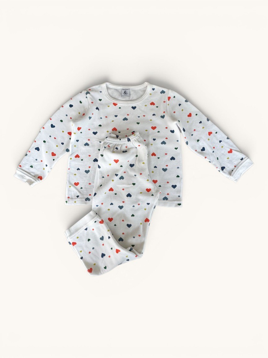 Kuscheliger Herzchen-Schlafanzug Gr.116 | Petit Bateau