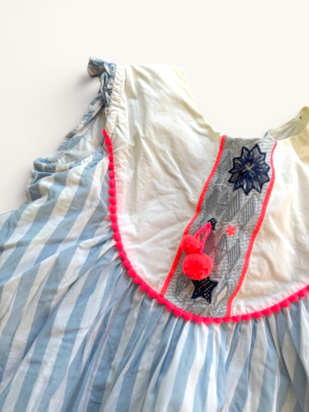 Gestreiftes Sommerkleid mit Quasten & Pompons Gr.3 / 98 | Billieblush