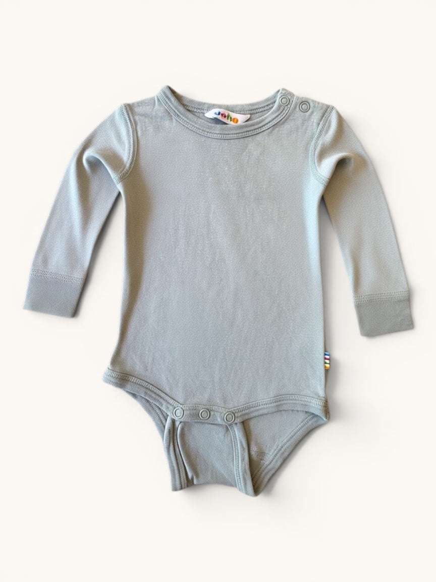 Langarm-Body mit Schulterknöpfen Wolle-Seide Salbei Gr.56/62 | Joha