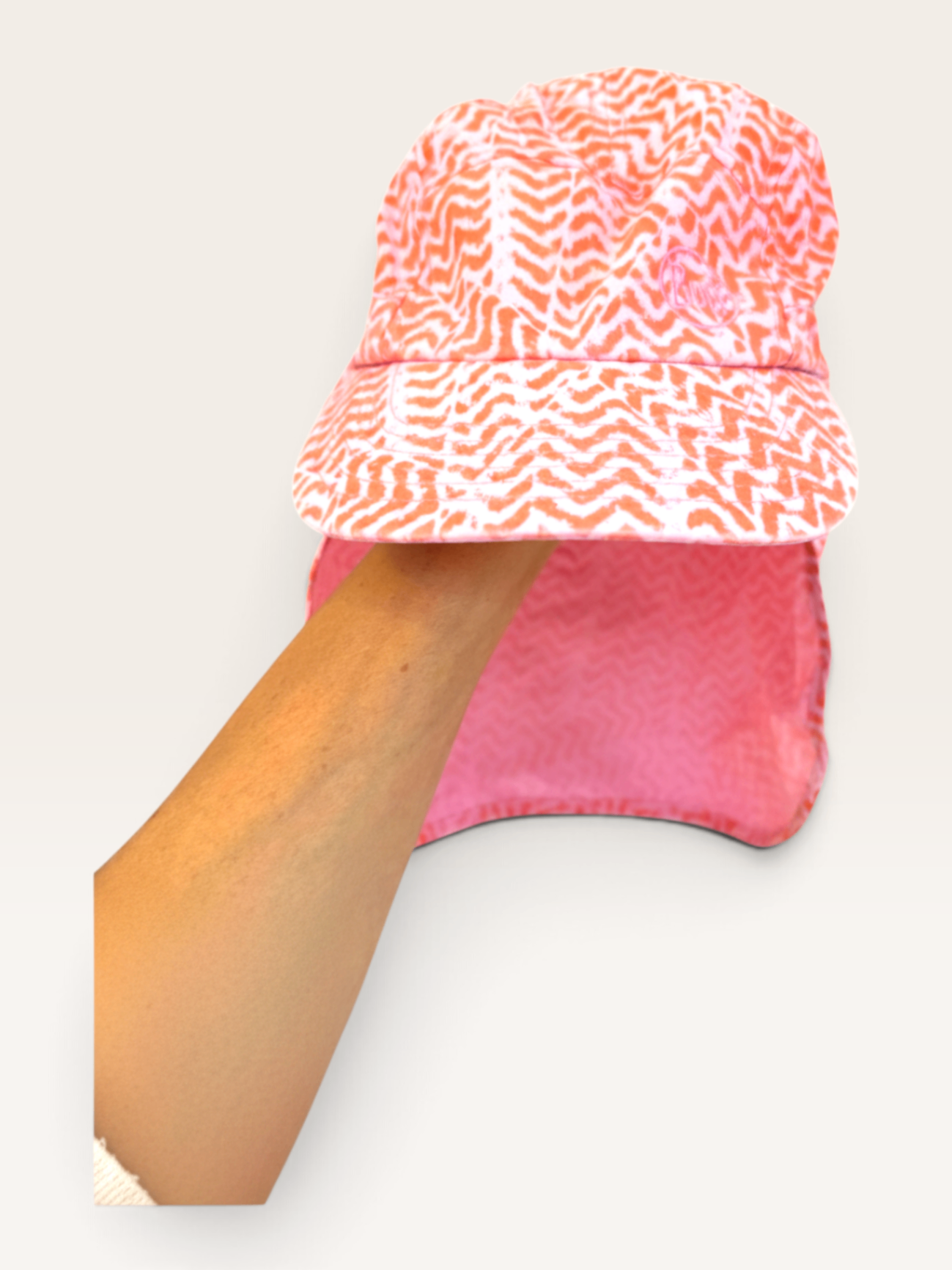 Buff Kinder Cap mit Nackenschutz – Pink/Rot Zickzack | Buff