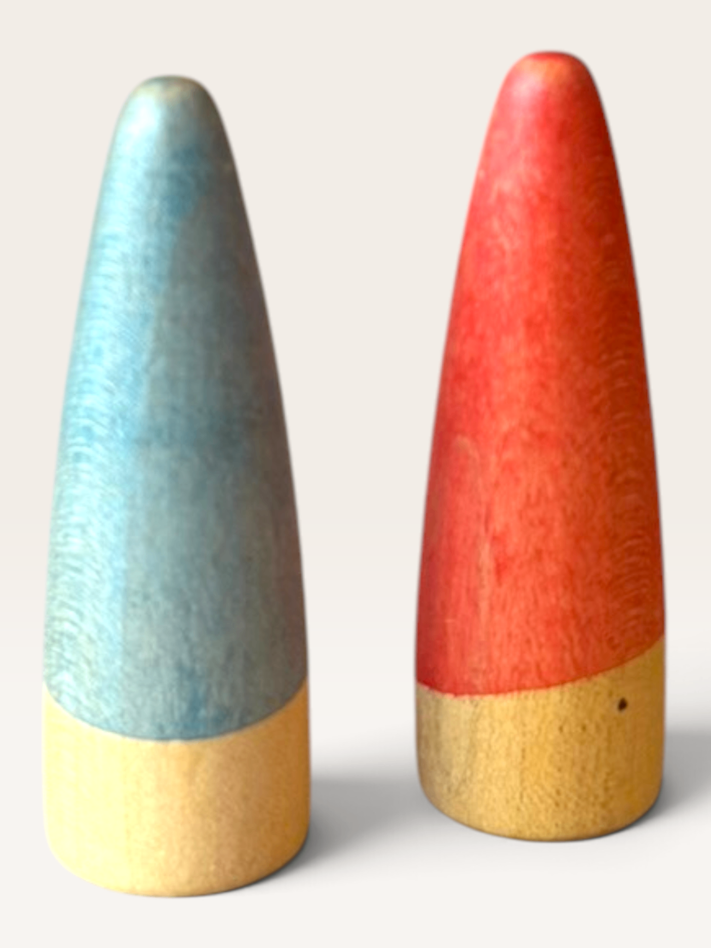 olz-Spielfiguren Set – 2-teilige Holzkegel / Tannenbäume (Blau & Rot) | Grapat