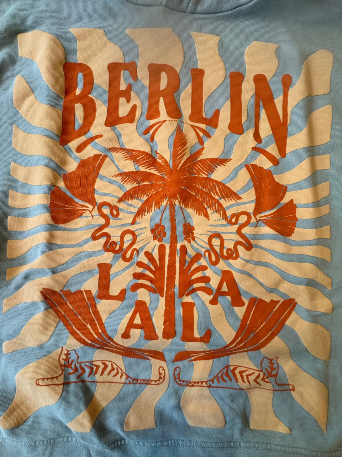 Oversized Hoodie mit Berlin-Print in Hellblau (Gr. S) | Lala Berlin