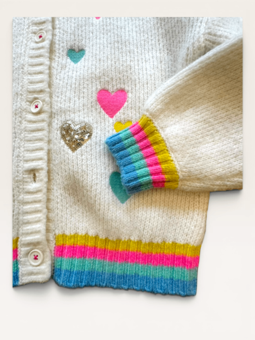 Strickjacke mit bunten Herzen & Regenbogen-Bündchen Off-White (Gr.122/128) | Billieblush