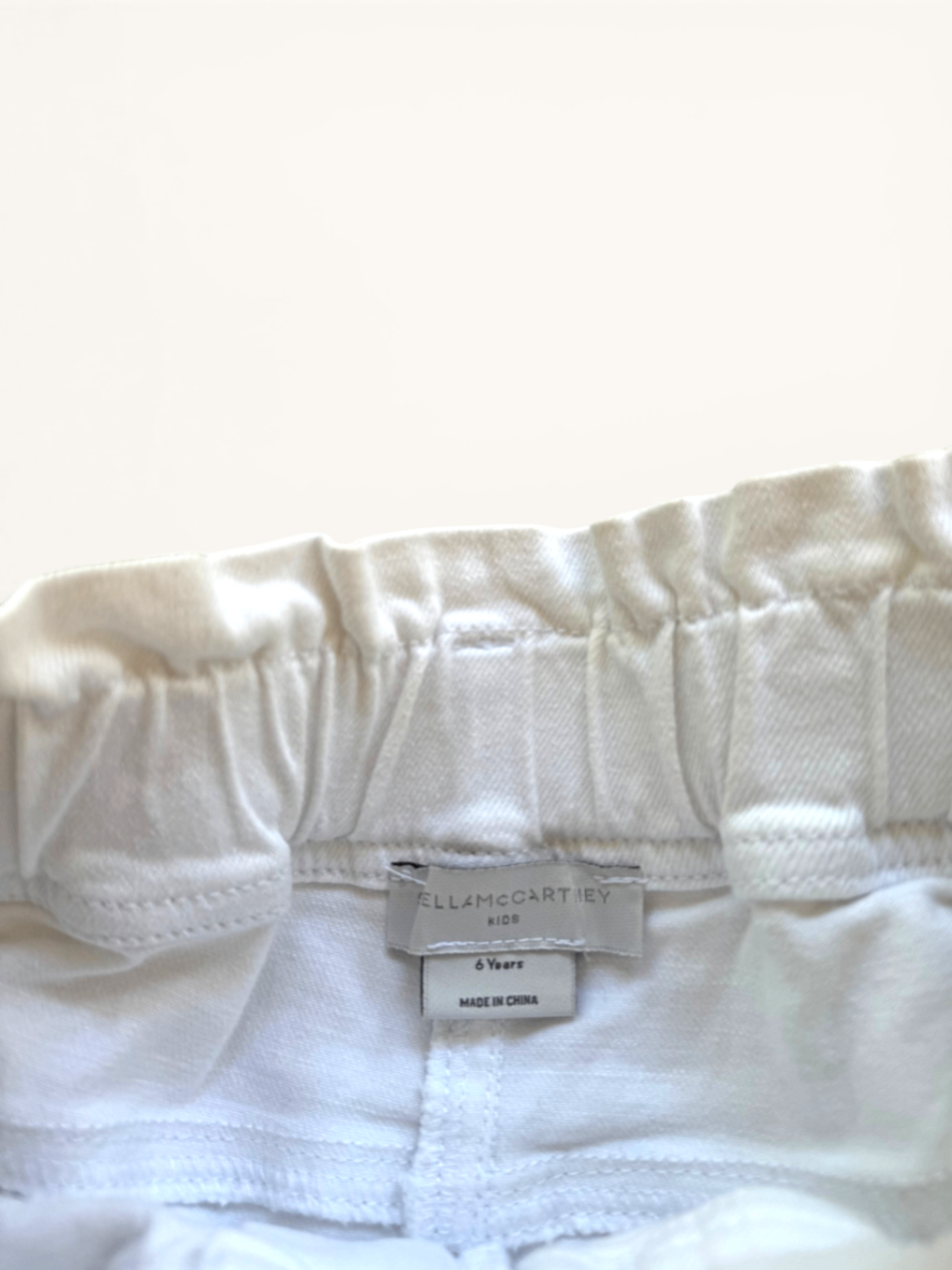 Jungs & Deerns Stella McCartney Kids weiße Denim-Shorts mit elastischem Paperbag-Bund und Größenetikett