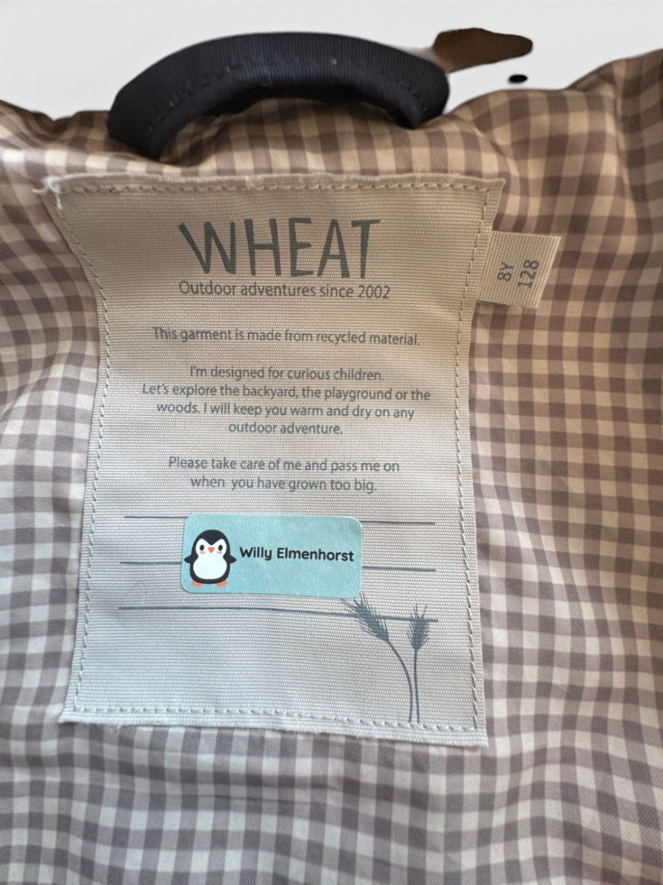 Jungs & Deerns Wheat Parka Innenetikett mit Größenangabe 128 und braun-beigem Karo-Innenfutter aus Recyclingmaterial