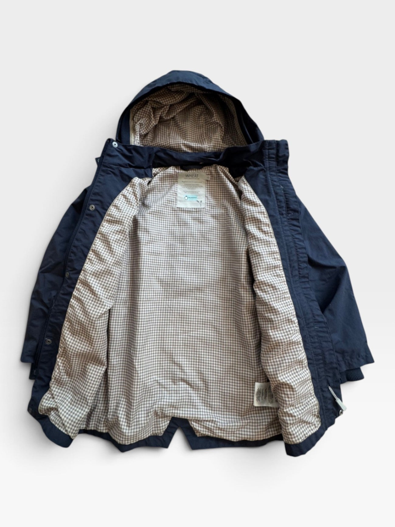 Jungs & Deerns Wheat Parka in Dunkelblau mit kariertem Innenfutter, abnehmbarer Kapuze und funktionalem Design.