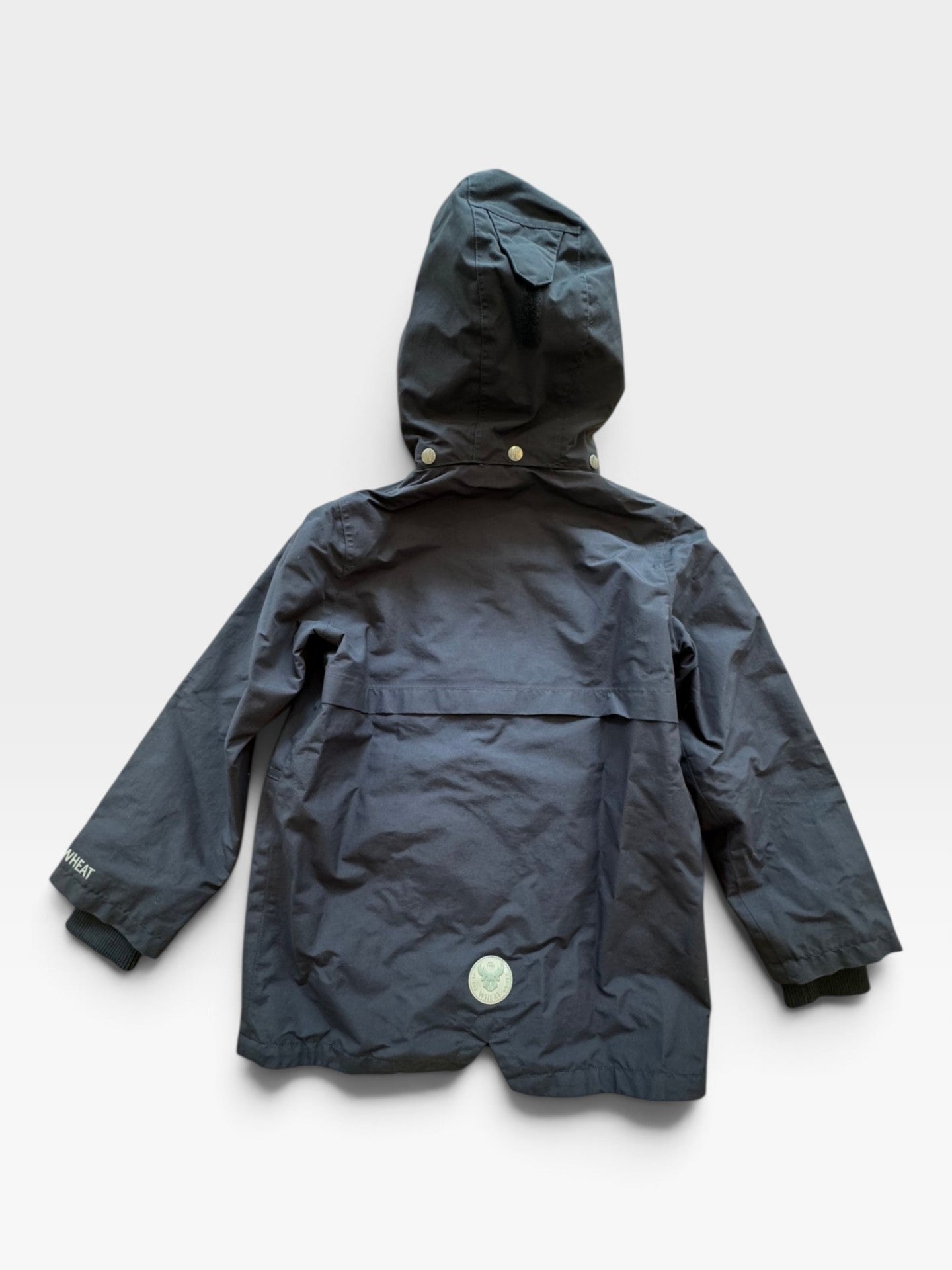 Jungs & Deerns Wheat Parka in Dunkelblau mit abnehmbarer Kapuze und Reflektor-Badge auf der Rückseite